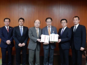 写真:高田学苑・三重県立津商業高等学校 卒業生からの寄附贈呈式