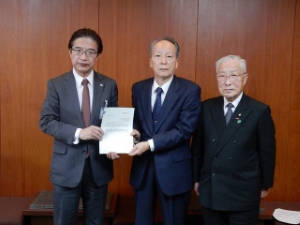 写真:津市特別職報酬等審議会 答申