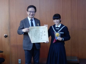 写真:全国作文コンクール警察庁長官賞受賞者