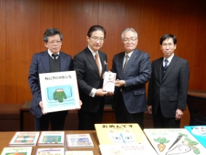 写真:吉村工業株式会社からの寄附贈呈式