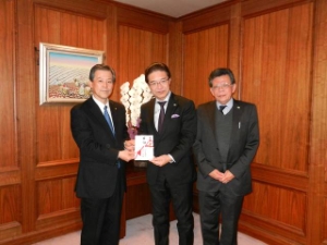 写真:株式会社百五銀行からの寄附贈呈式