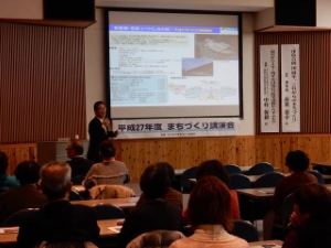 写真:講話「津市合併10周年、これからのまちづくり」