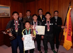 写真:全日本小学生相撲大会出場選手 来訪