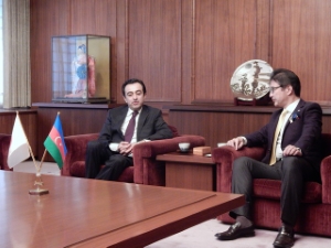 写真：ギュルセル・イスマイルザーデ特命全権大使