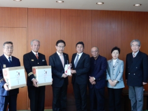 写真:「みな月会」から消防団に対する激励品贈呈式