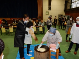 写真:村主小学校ふれあい活動 餅つき大会2