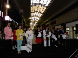 写真:津観音餅まき祭