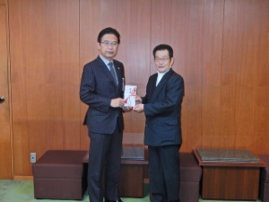 写真：「夢の会」からの寄附贈呈式