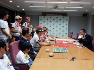 写真：津ぎょうざ小学校　知事への3位入賞報告1