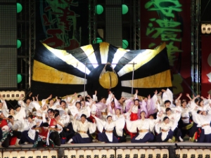 写真：三重テレビ「踊れ！頂点つかめ！ 津まつり第18回安濃津よさこい」生中継　インタビュー