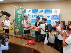 写真：「B‐1グランプリ in 十和田」津ぎょうさ小学校3位入賞報告1