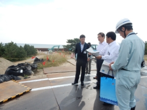 写真：津北部地域海岸堤防等の視察1
