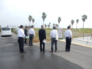 写真：津北部地域海岸堤防等の視察2