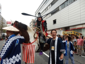 写真：大パレード参加団体 激励2