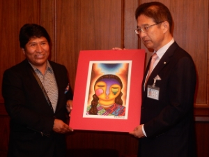 写真：ボリビア人画家ロベルト・ママニ・ママニ氏