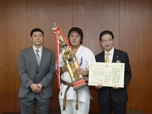 写真：空手全国大会 優勝報告