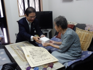 写真：市内長寿者を訪問