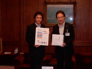 写真：パイロットインキ株式会社からの寄附贈呈式