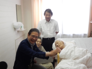 写真:市内最高齢者を訪問