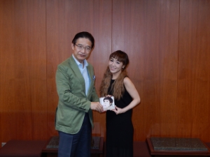 写真:津市出身女性シンガー 来訪