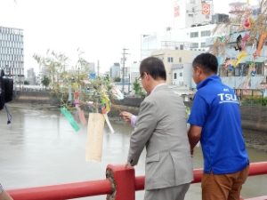 写真:つ七夕笹流し