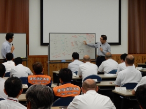 写真:平成27年度課長級職員組織経営セミナー 講話