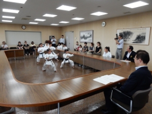 写真:空手道選手権全国大会出場選手 来訪1