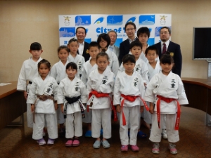 写真:空手道選手権全国大会出場選手 来訪2