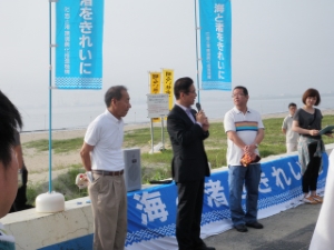 写真:海と渚環境美化運動