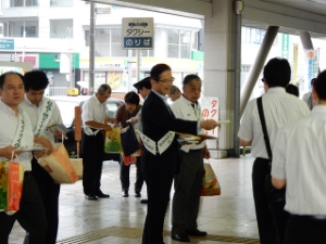 写真:第65回社会を明るくする運動 駅頭広報活動