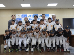 写真:全日本小学生ソフトボール大会出場選手