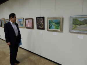 写真：津市民文化祭 美術部門「洋画展」 鑑賞