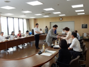 写真：津市男女共同参画審議会委員委嘱状交付式