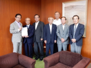 写真：「内閣総理大臣メッセージ」伝達