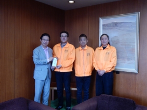 写真：津駅前ストリート倶楽部から津市緑化基金への寄附贈呈式