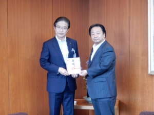 写真：一般財団法人近畿健康管理センターから津市緑化基金への寄附贈呈式