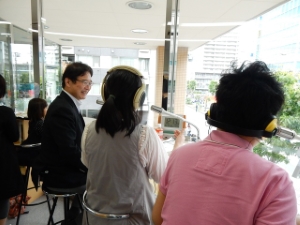 写真：地元ラジオ局に出演