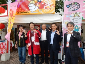 写真：津市関係ブースを激励1