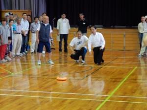 写真：フロアカーリング大会 始球式