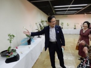 写真:津市民文化祭 諸流いけばな展 鑑賞