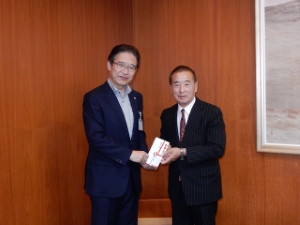 写真:社会を灯す音楽実行委員会からの寄附贈呈式