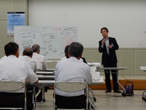 写真:部長級「組織経営セミナー」 講話