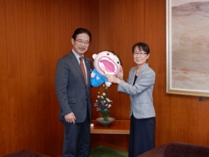 写真:「歯みがきじょーずくん」贈呈式