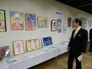 写真：世界自閉症啓発デー特別企画　作品展