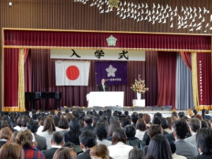 写真：一身田中学校入学式　祝辞