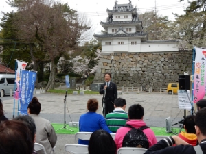 写真:世界自閉症啓発デー「津城をLight It Up Blue!!!」 挨拶