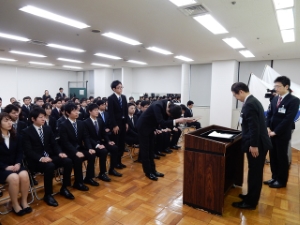 写真:新規採用職員辞令交付