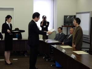 写真:津市市政相談員委嘱式 委嘱状交付