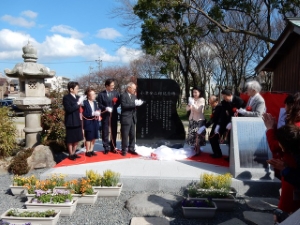 写真：小津安二郎記念碑除幕式