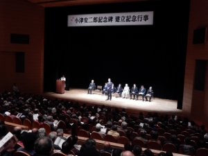 写真：小津安二郎記念碑建立記念セレモニー 挨拶